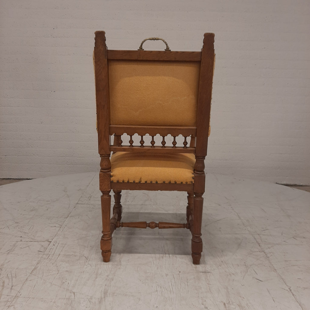 Kasteelstoel met leeuwenkoppen