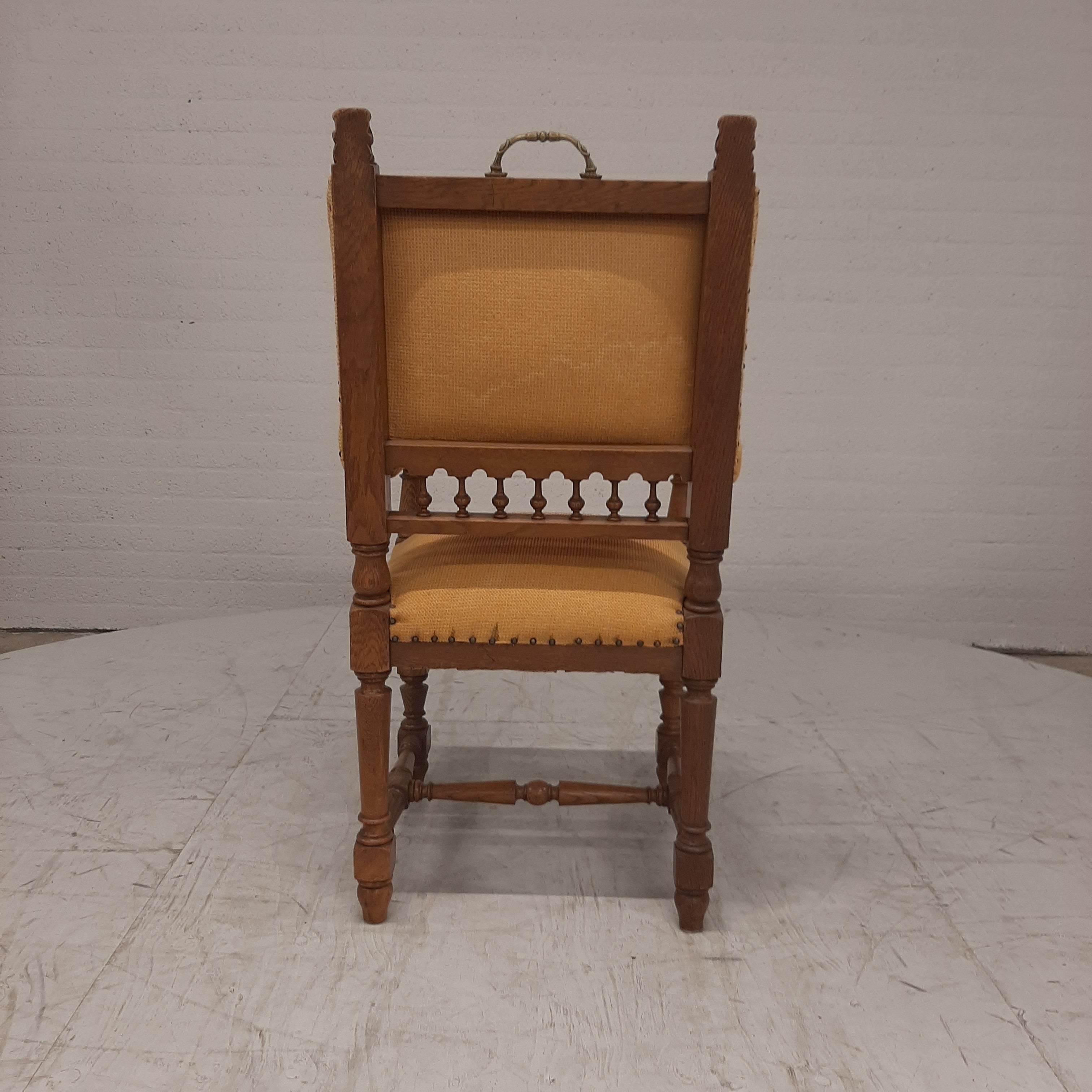 Kasteelstoel met leeuwenkoppen