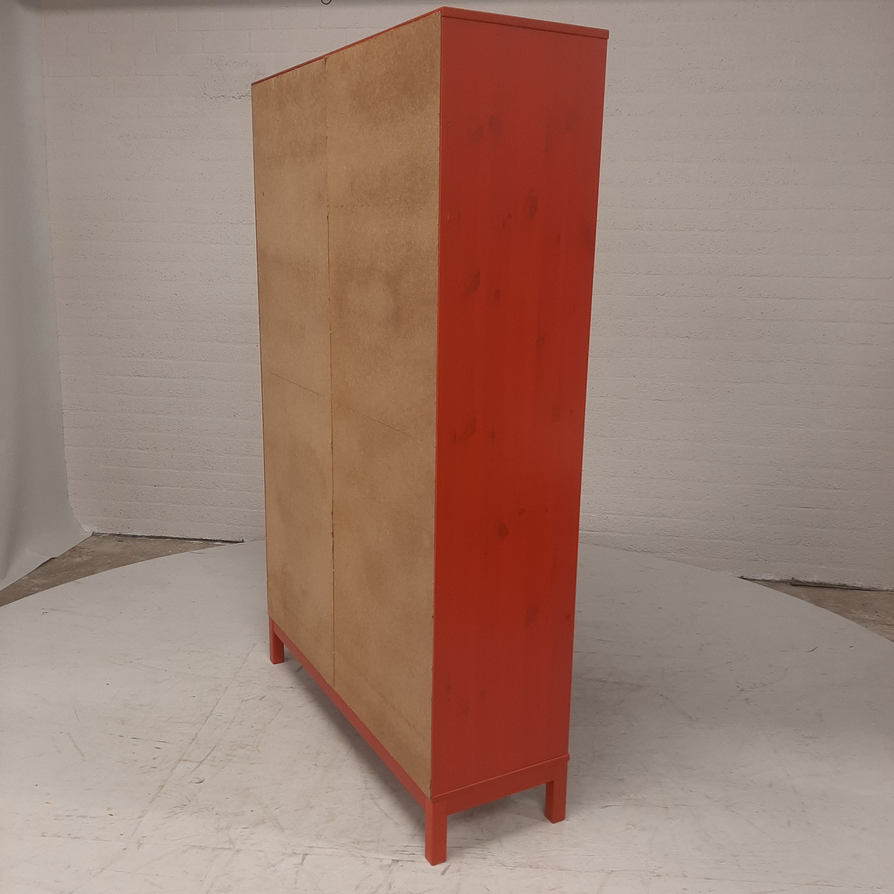 Rode Ikea vitrinekast