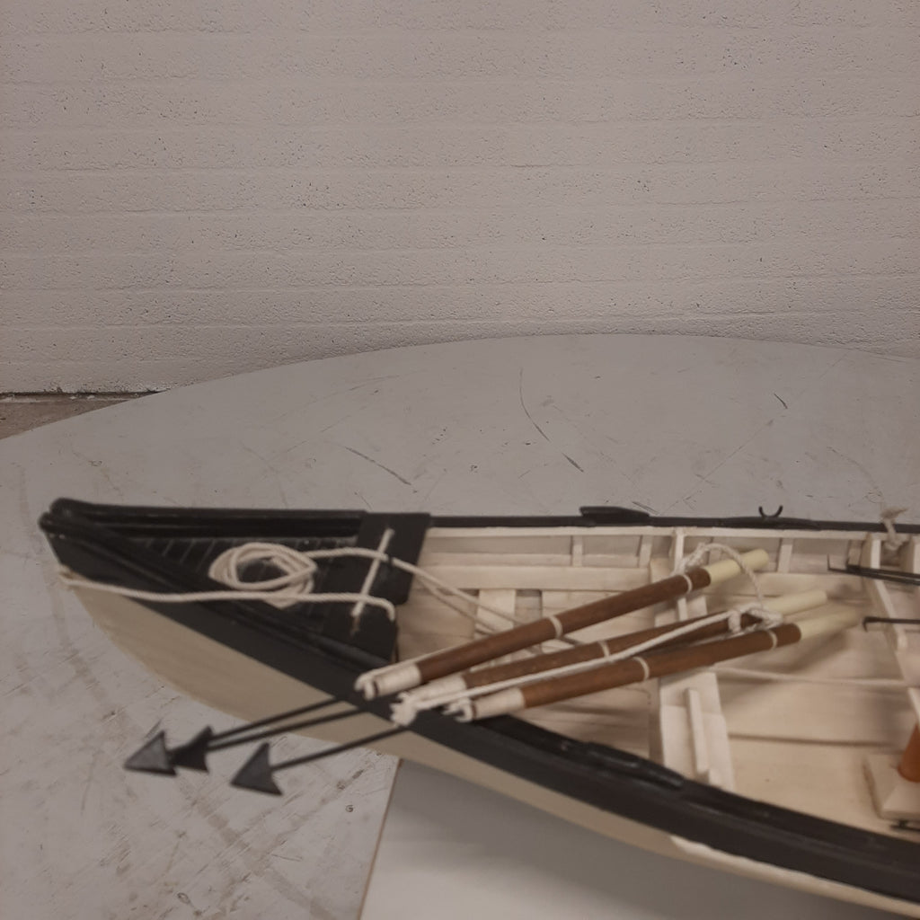 Model zeilboot in zwart / wit