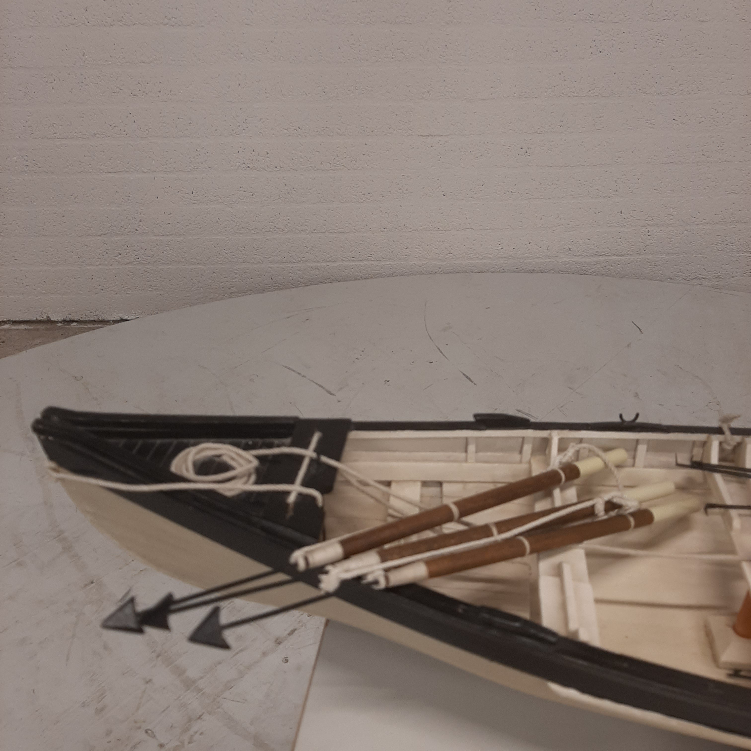 Model zeilboot in zwart / wit