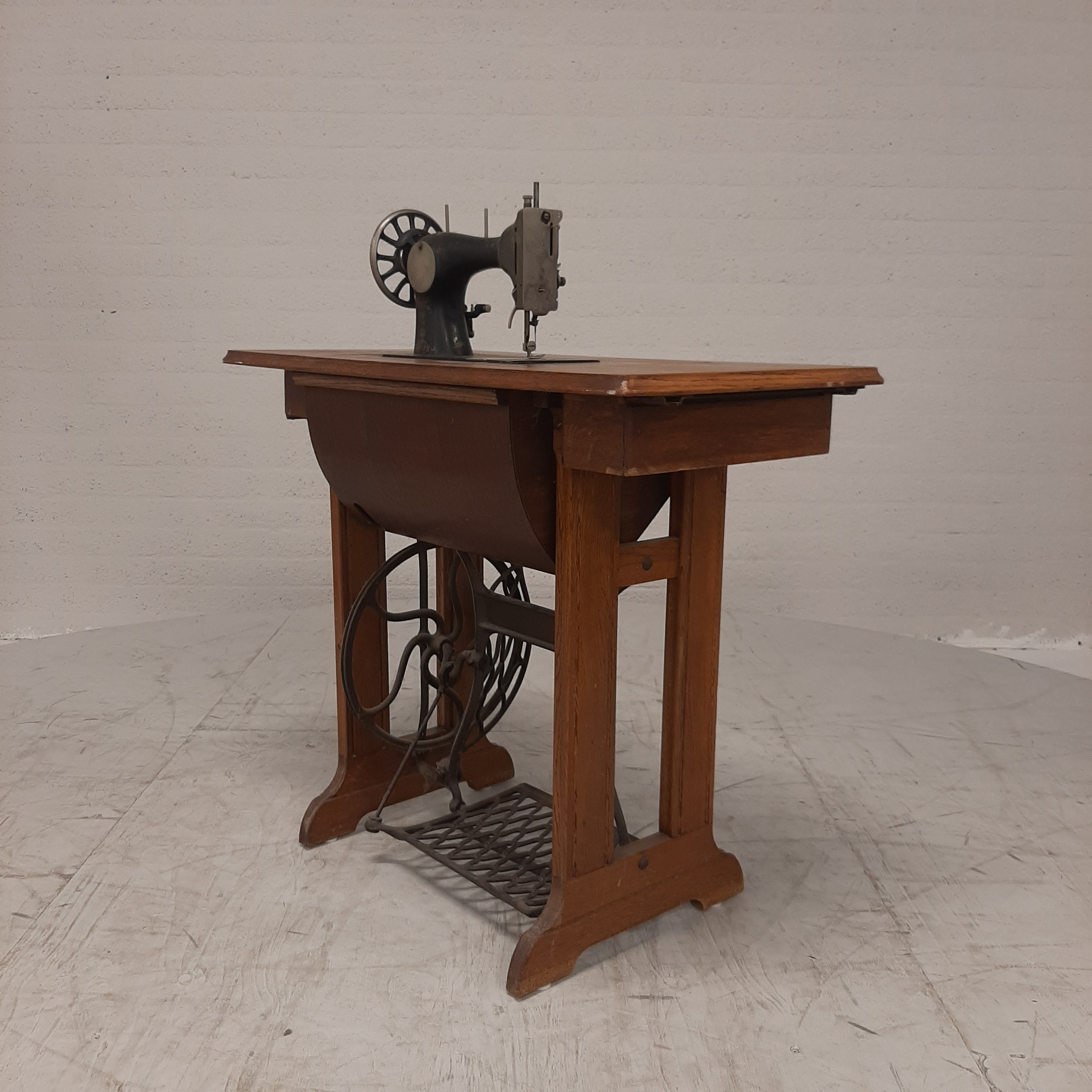 Gazelle trapnaaimachine in meubel