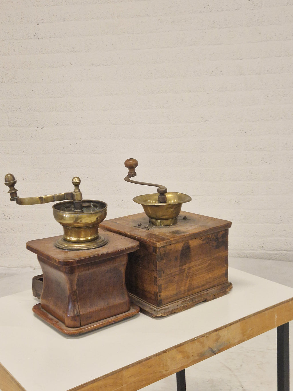 Twee antieke koffiemolens, p.s. 35