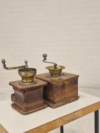 Twee antieke koffiemolens, p.s. 35