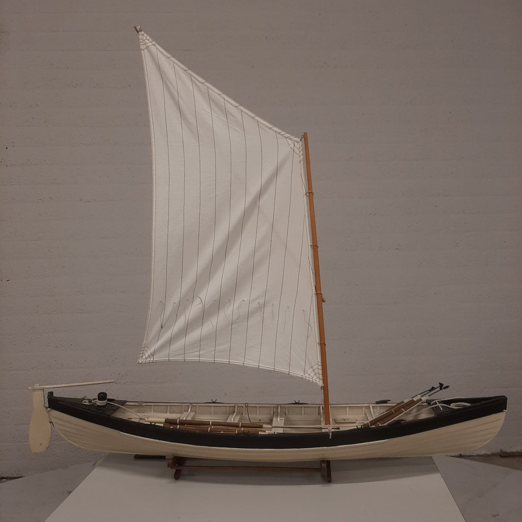 Model zeilboot in zwart / wit