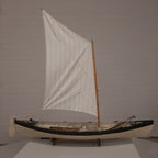 Model zeilboot in zwart / wit