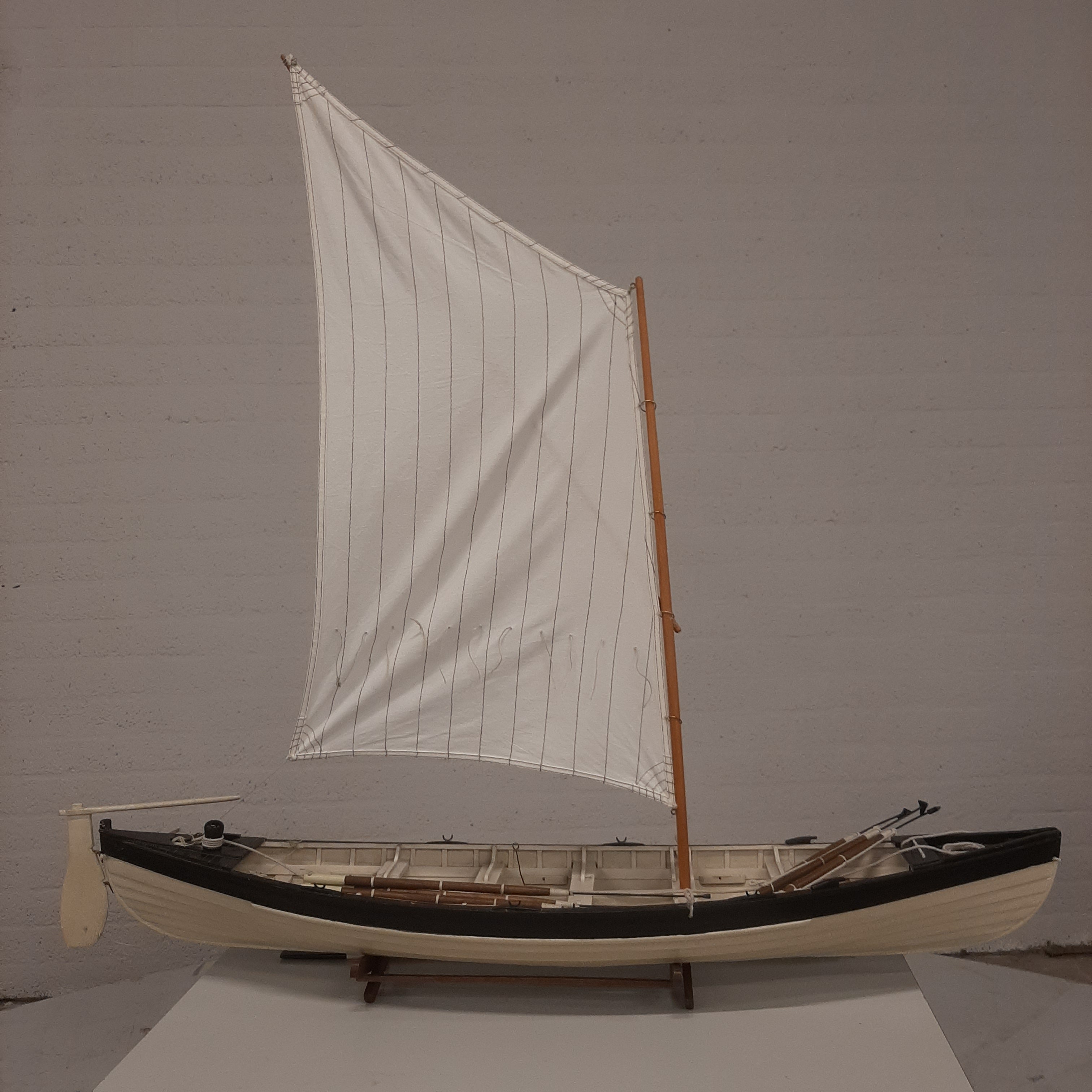 Model zeilboot in zwart / wit