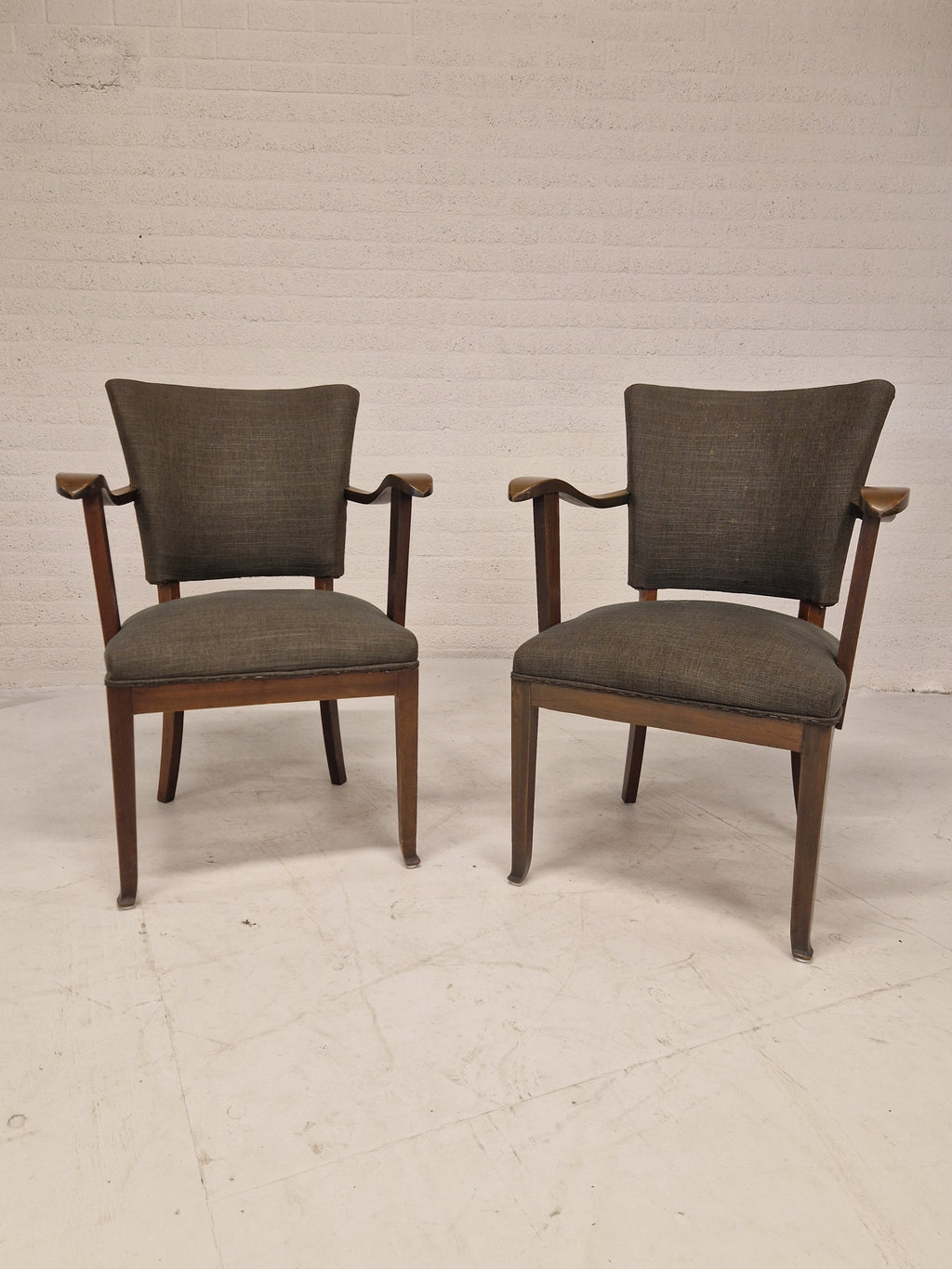 2 stoelen met gebogen armleuning