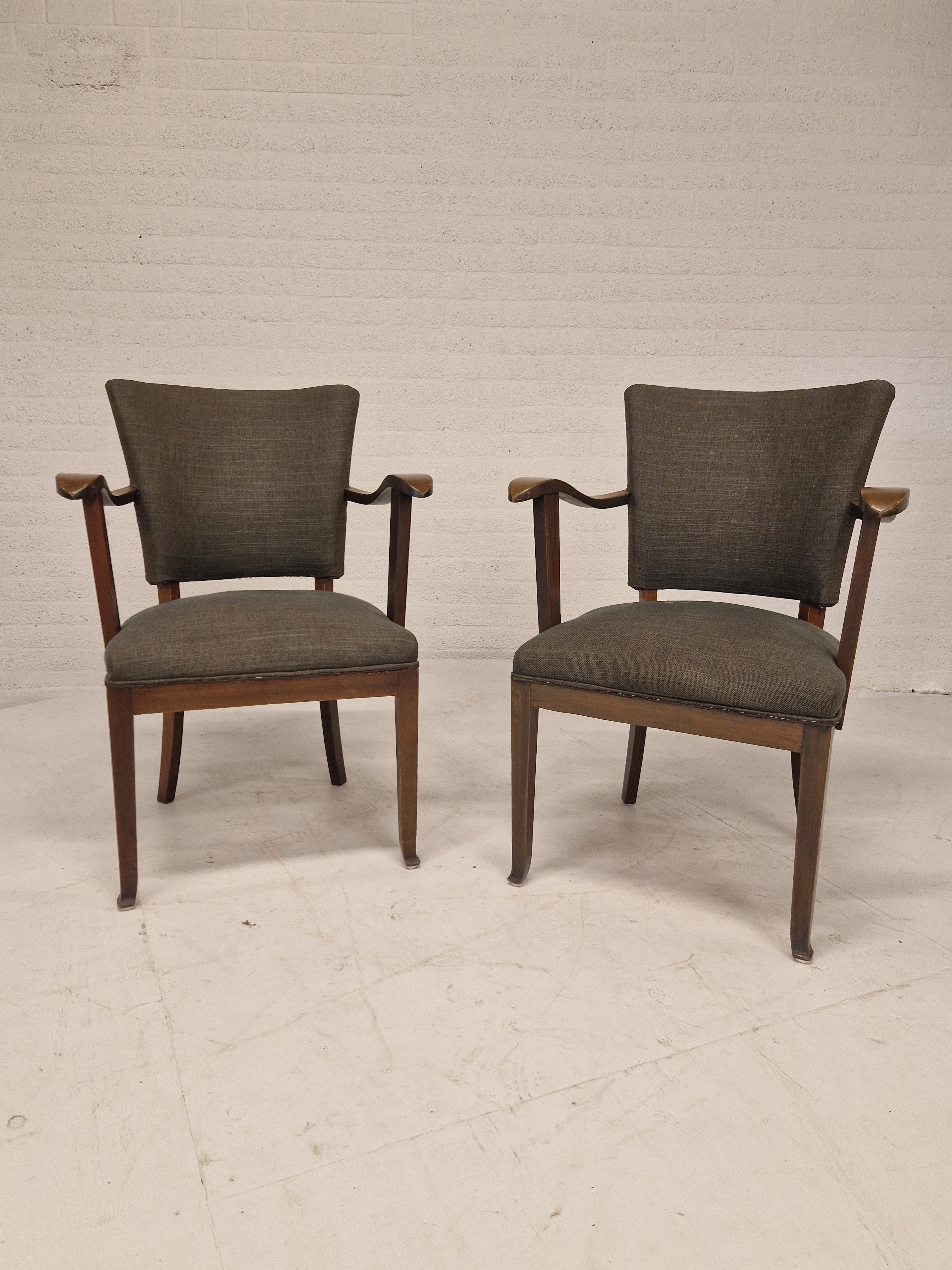2 stoelen met gebogen armleuning