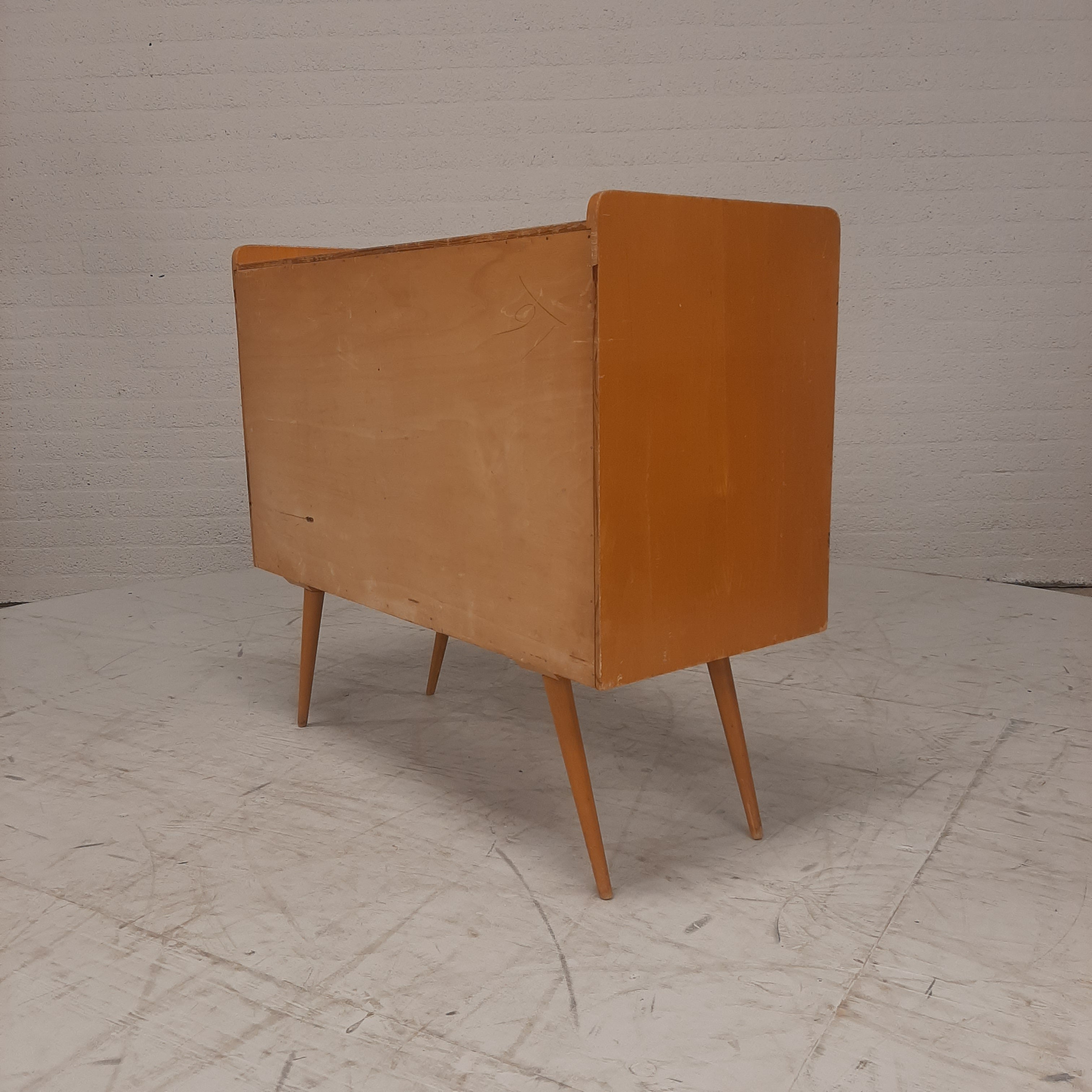 Houten kastje 4 lades en deurtje