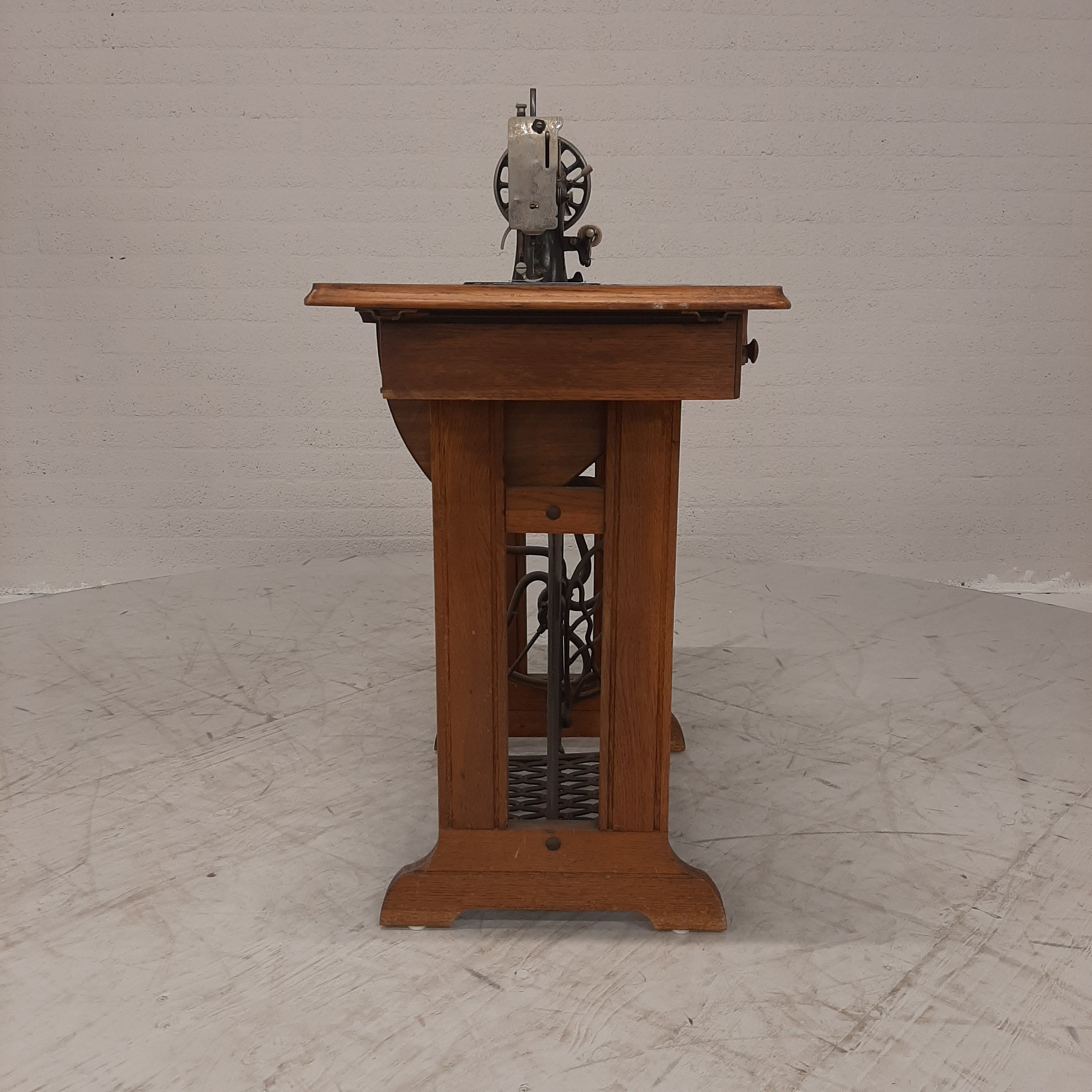 Gazelle trapnaaimachine in meubel
