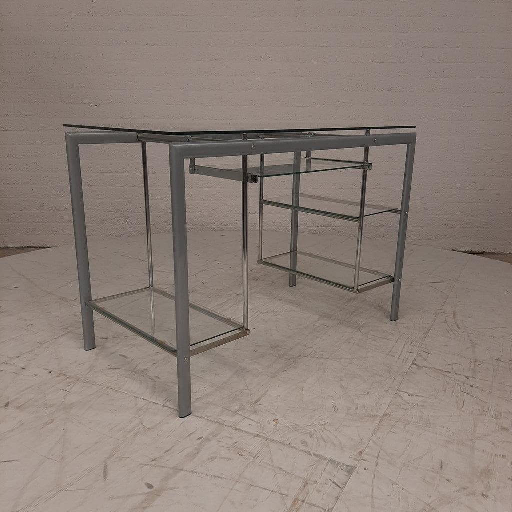 Glazen bureau op buizenframe