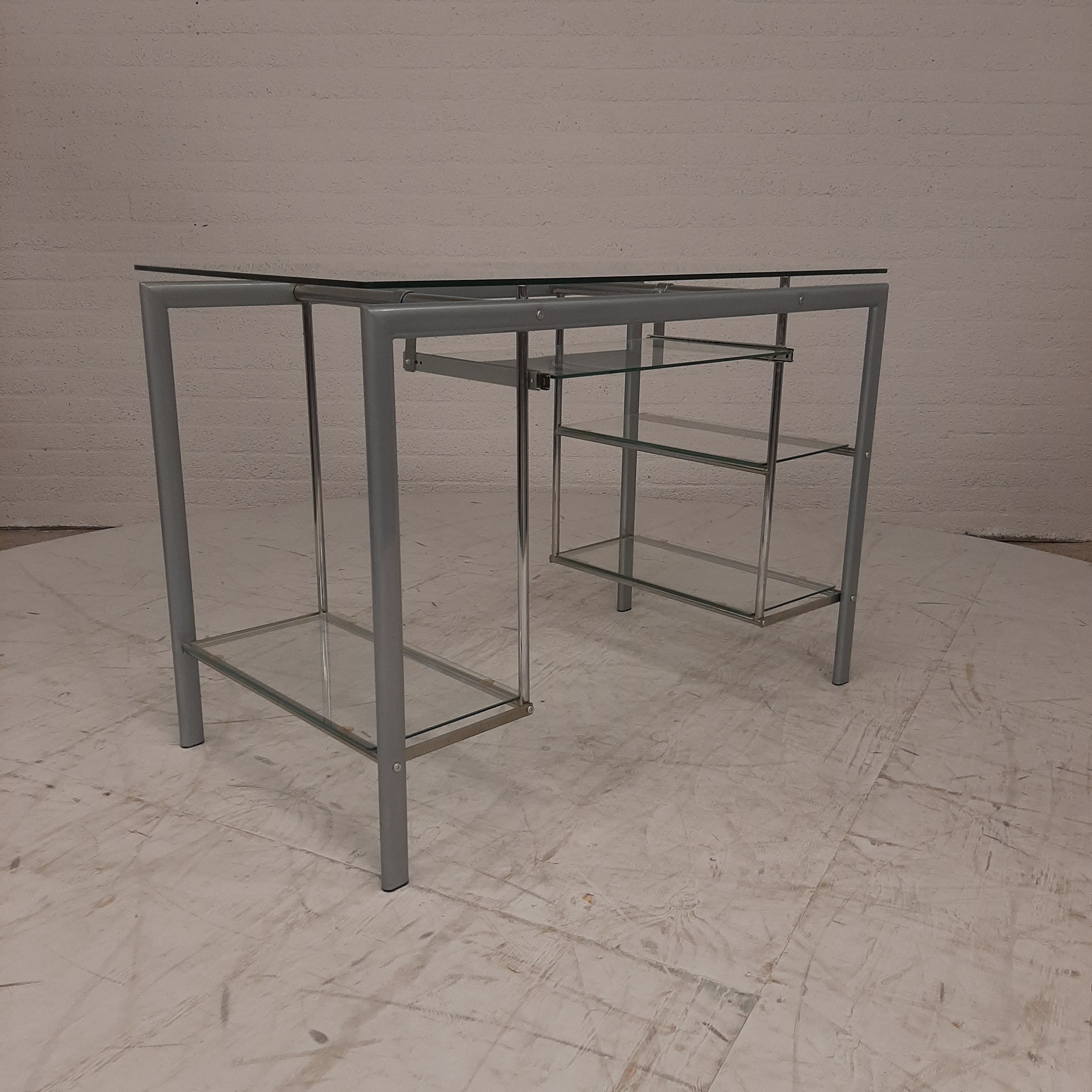 Glazen bureau op buizenframe