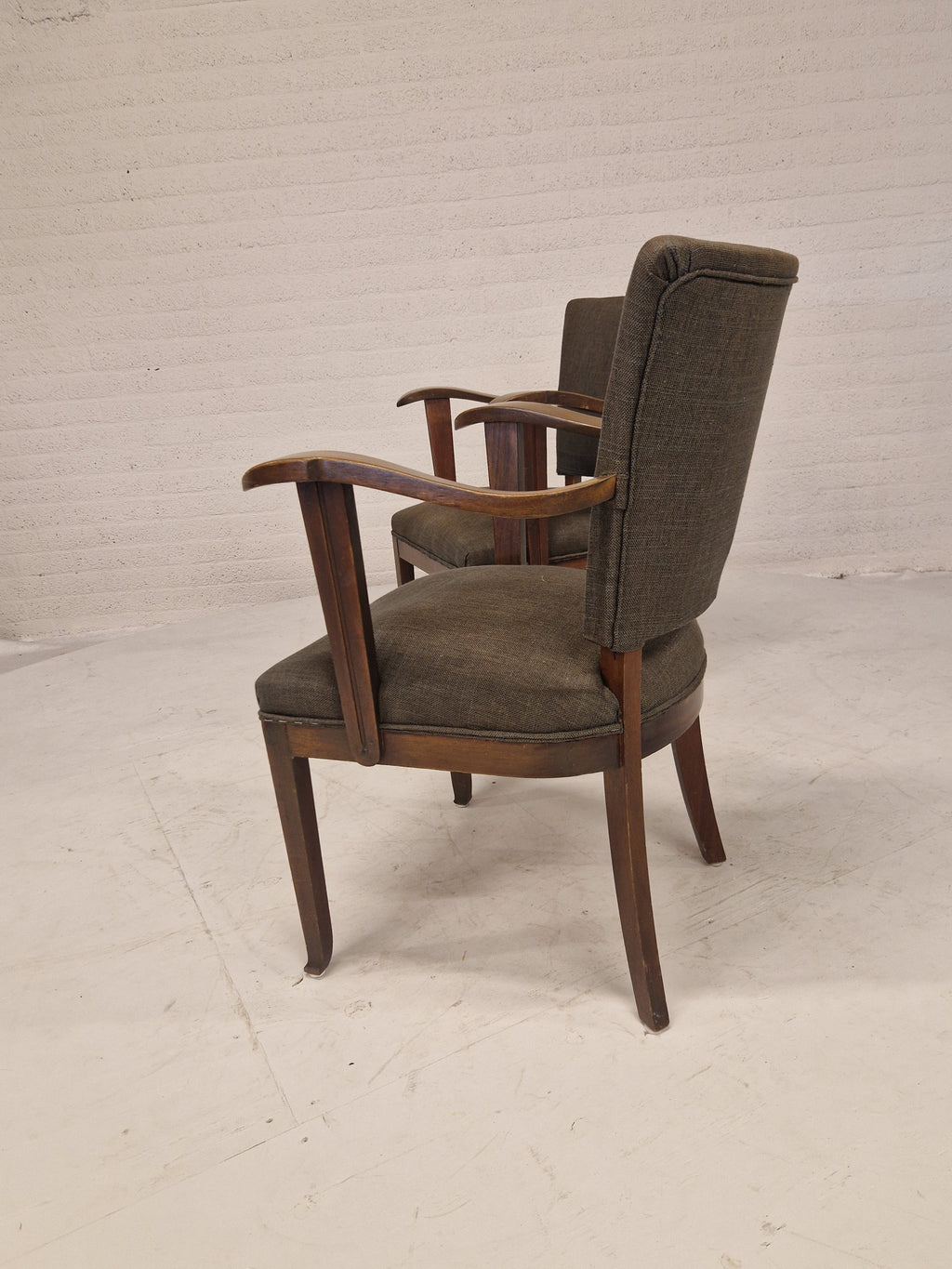 2 stoelen met gebogen armleuning