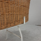 Vintage rotan wieg wit ijzeren onderstel
