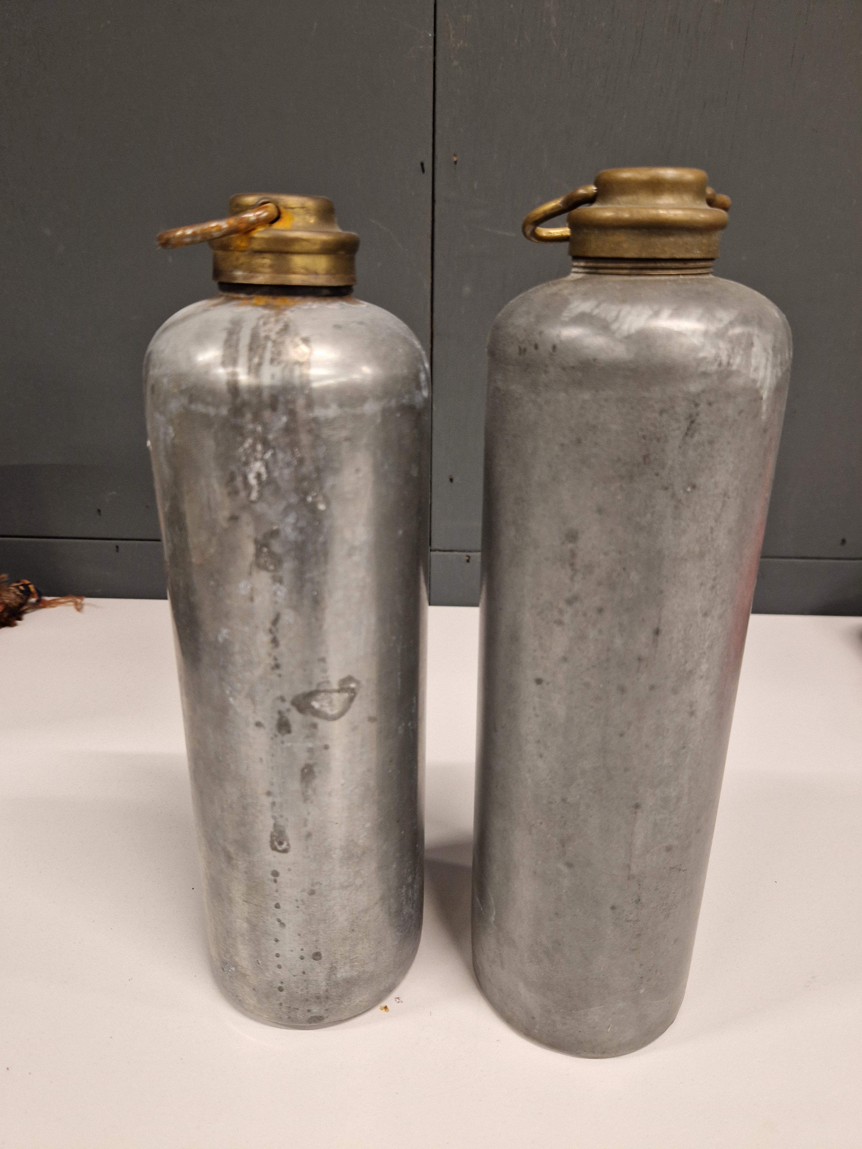 Warmhoudkruik, twee stuks