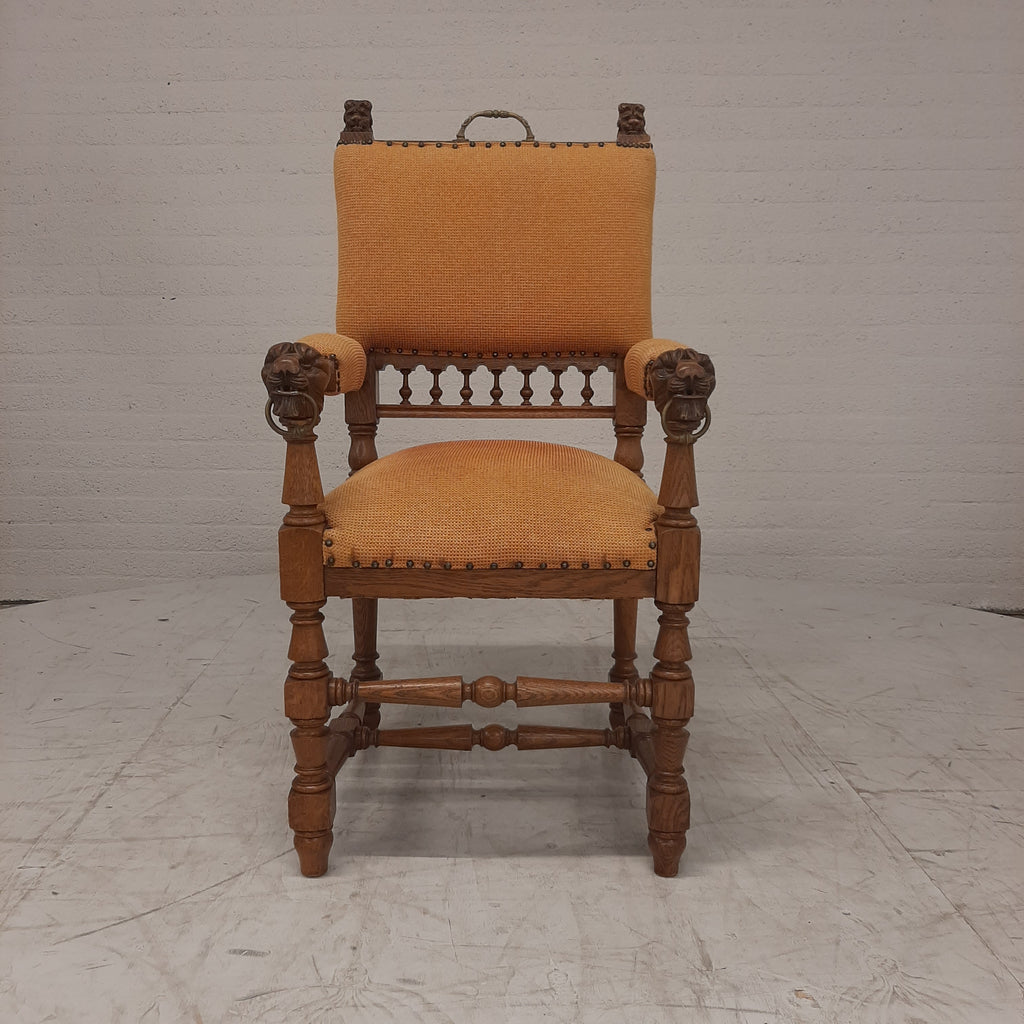 Kasteelstoel met leeuwenkoppen