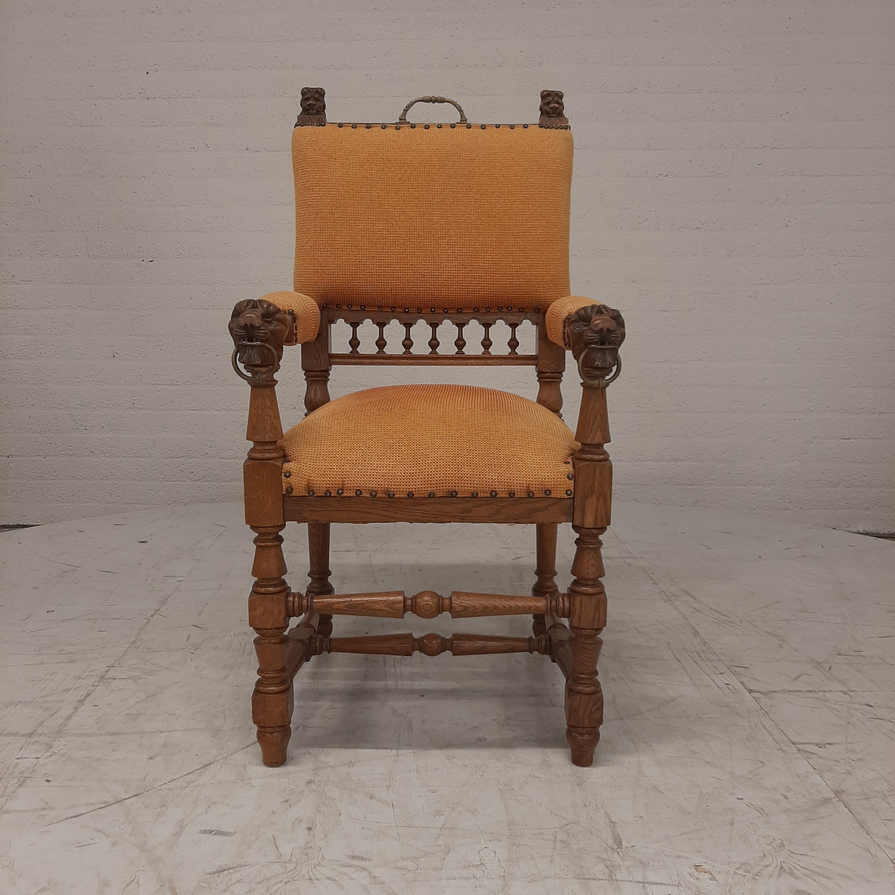 Kasteelstoel met leeuwenkoppen
