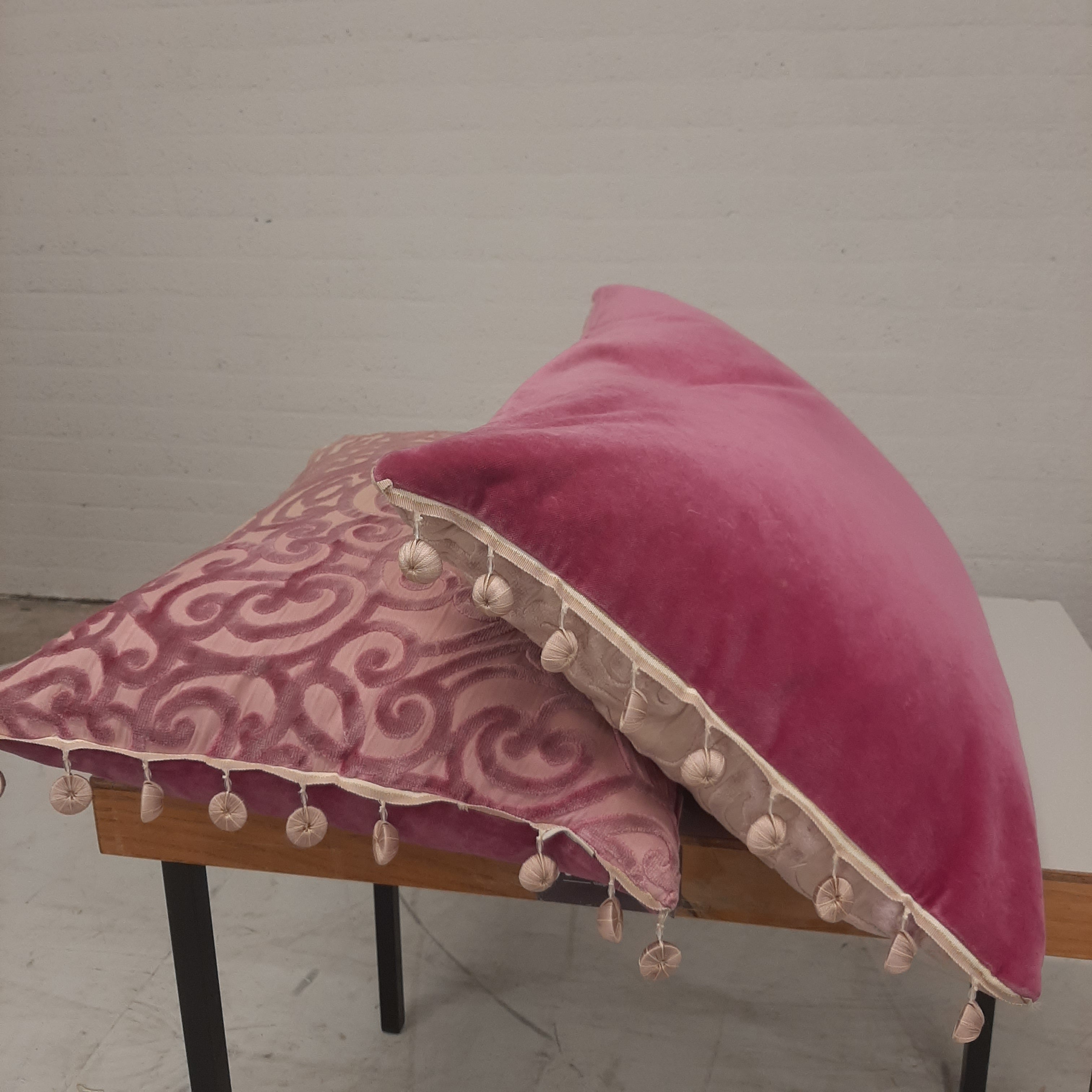 Set roze kussens met franjes