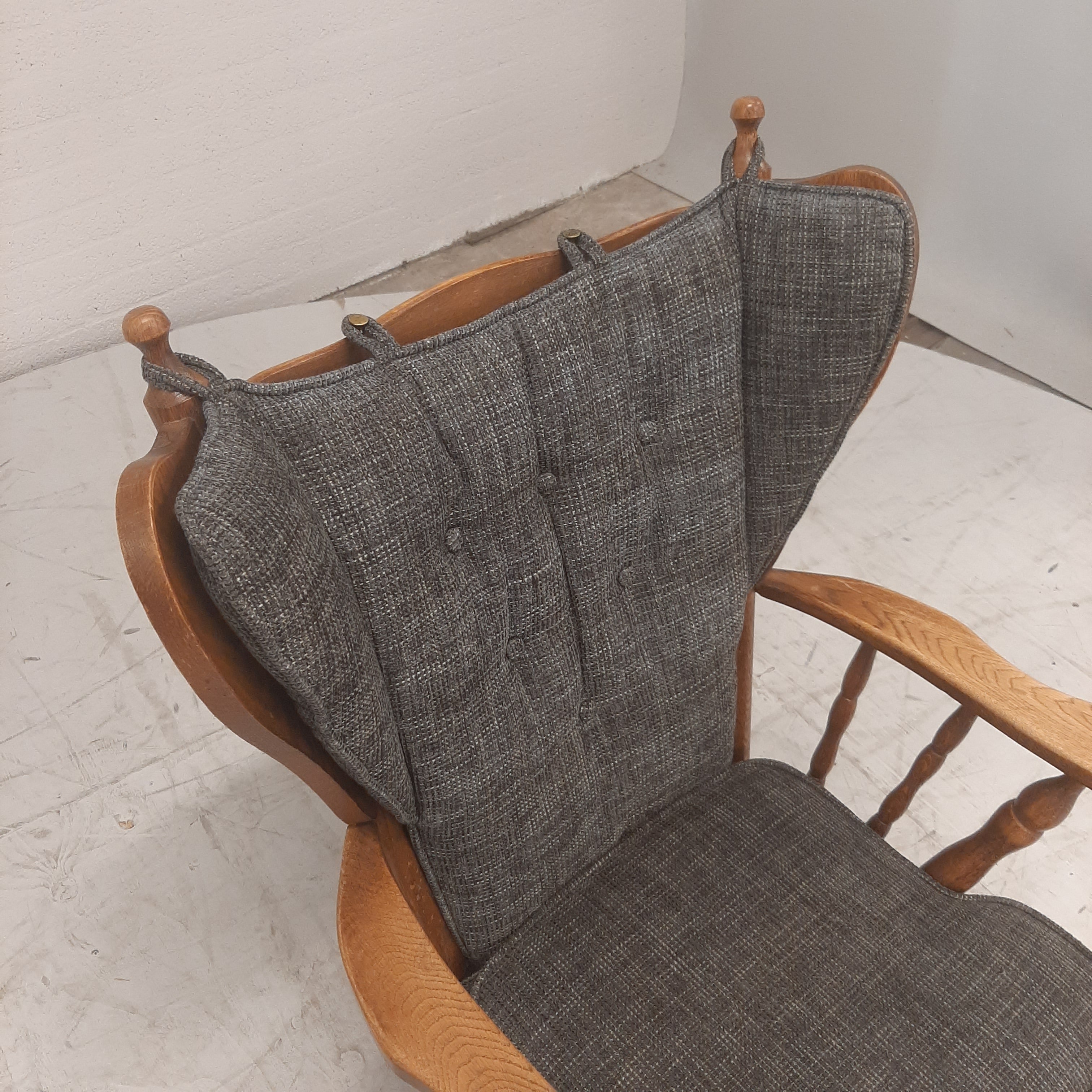 Eiken oorfauteuil met grijze bekleding
