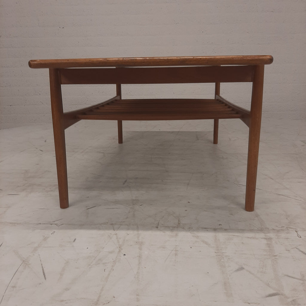 Mid Century modern salontafel met spijlen rek