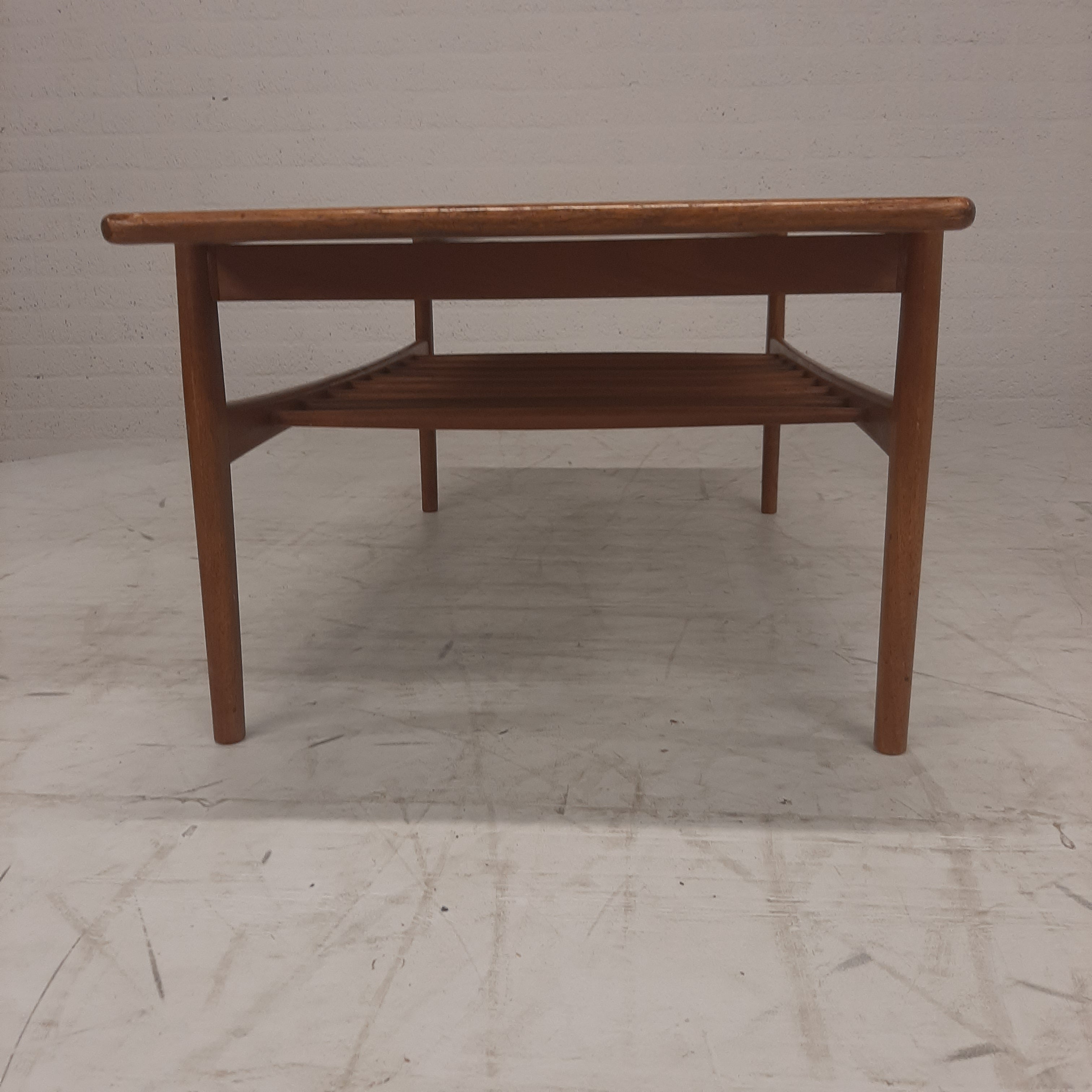 Mid Century modern salontafel met spijlen rek