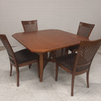 TS design tafel met vier stoelen