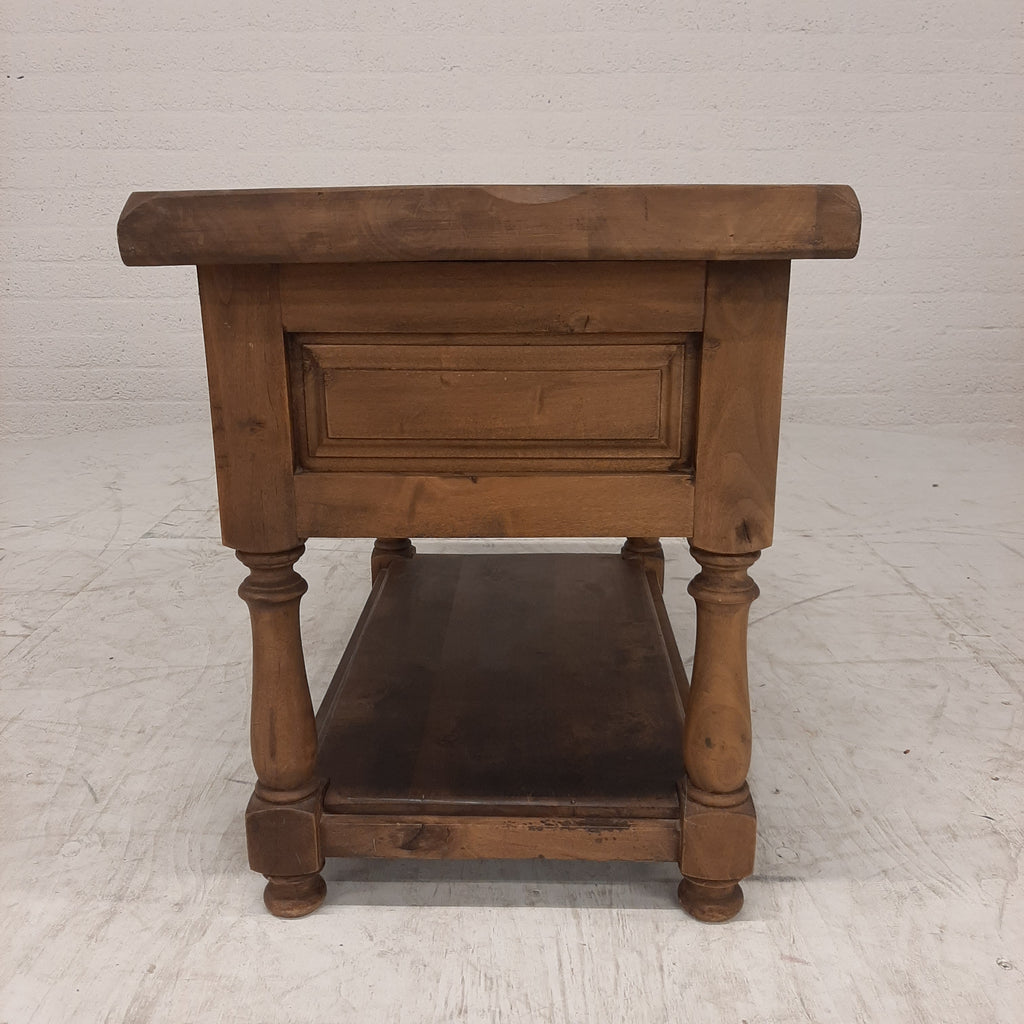 Klein houten tafeltje met 1 lade