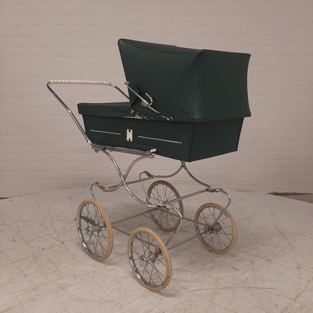 Vintage kinderwagen groen