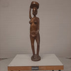 Houten beeld Afrikaanse vrouw