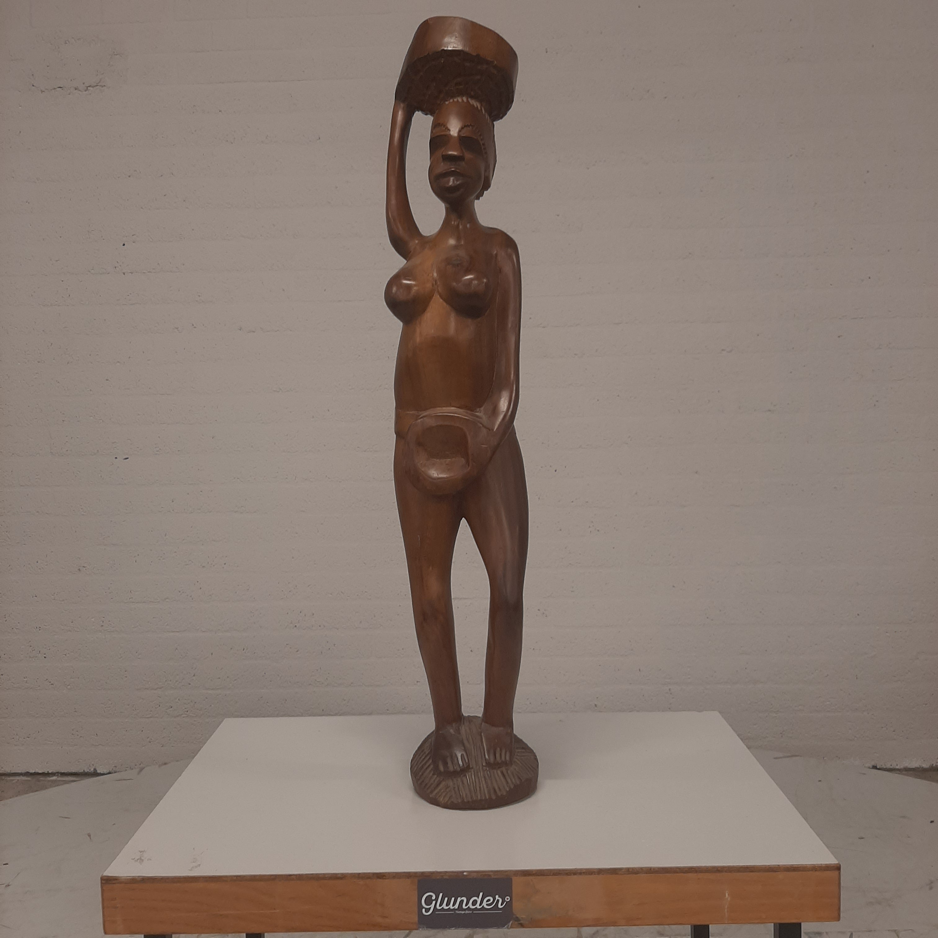 Houten beeld Afrikaanse vrouw