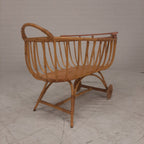 Rotan wieg twee wielen