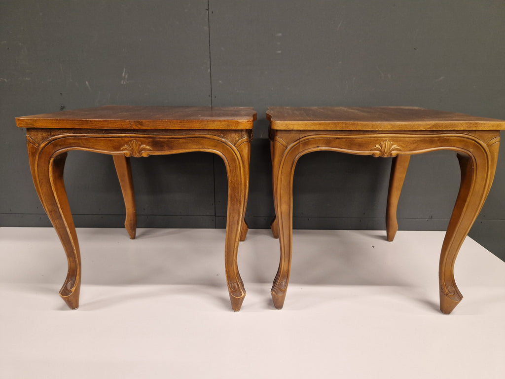 Twee identieke bijzettafels