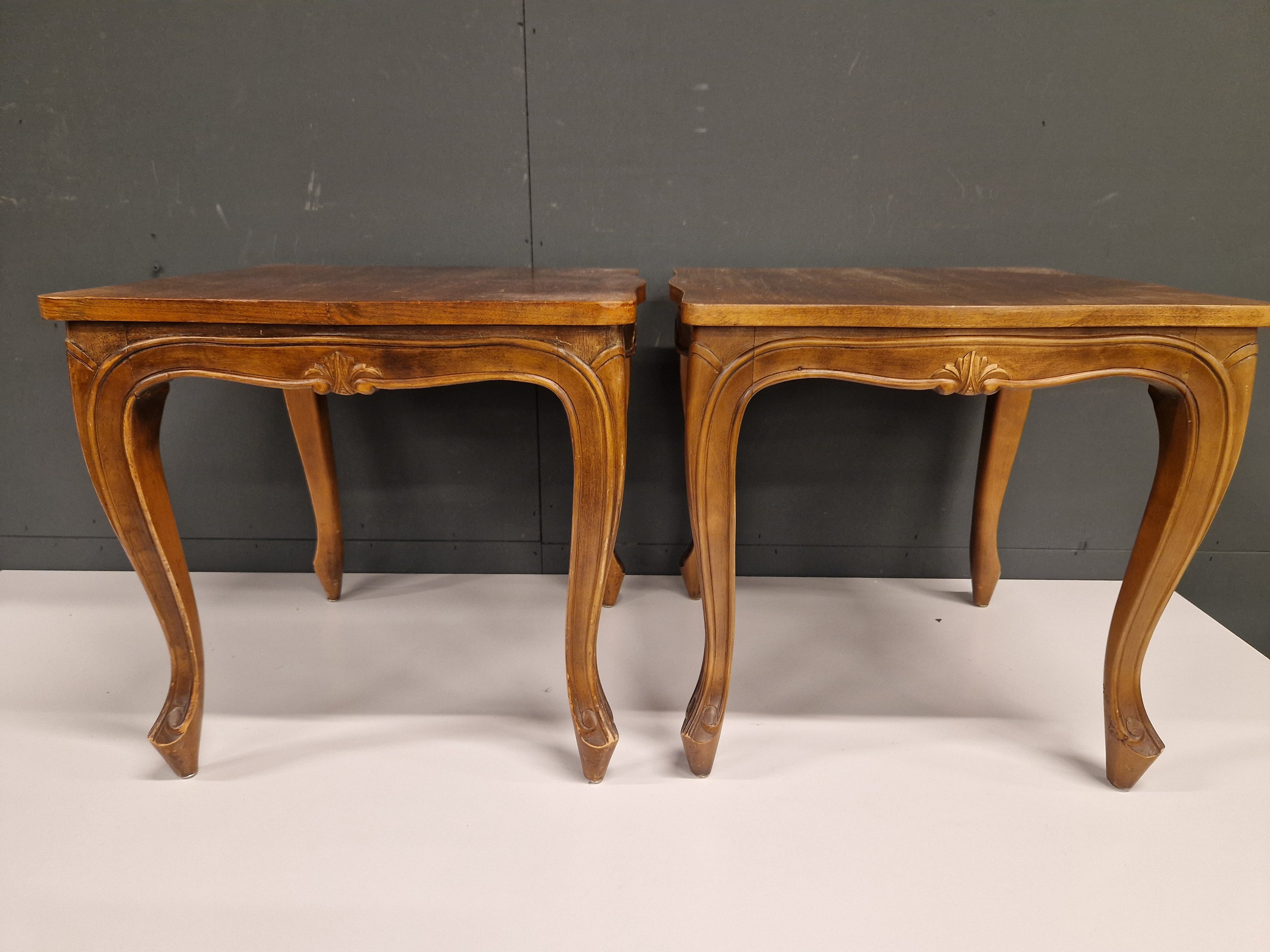 Twee identieke bijzettafels