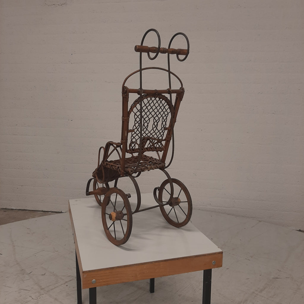 Antieke poppenwagen