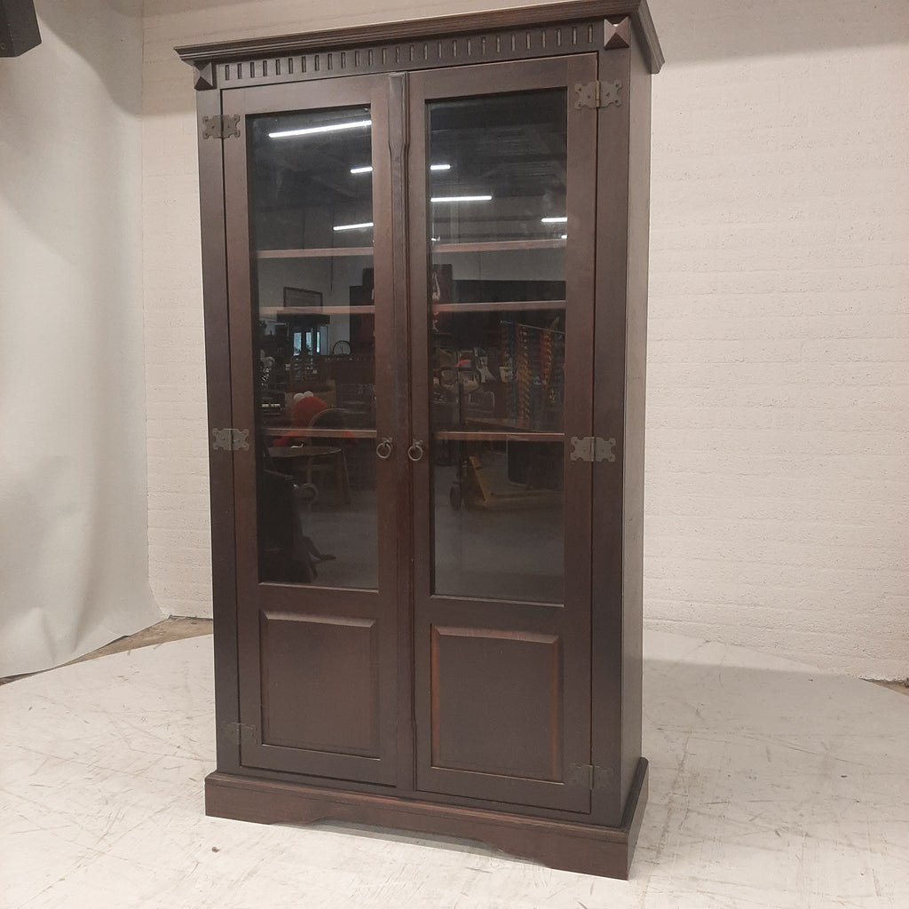 Koloniale vitrine/boekenkast