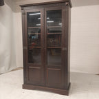 Koloniale vitrine/boekenkast
