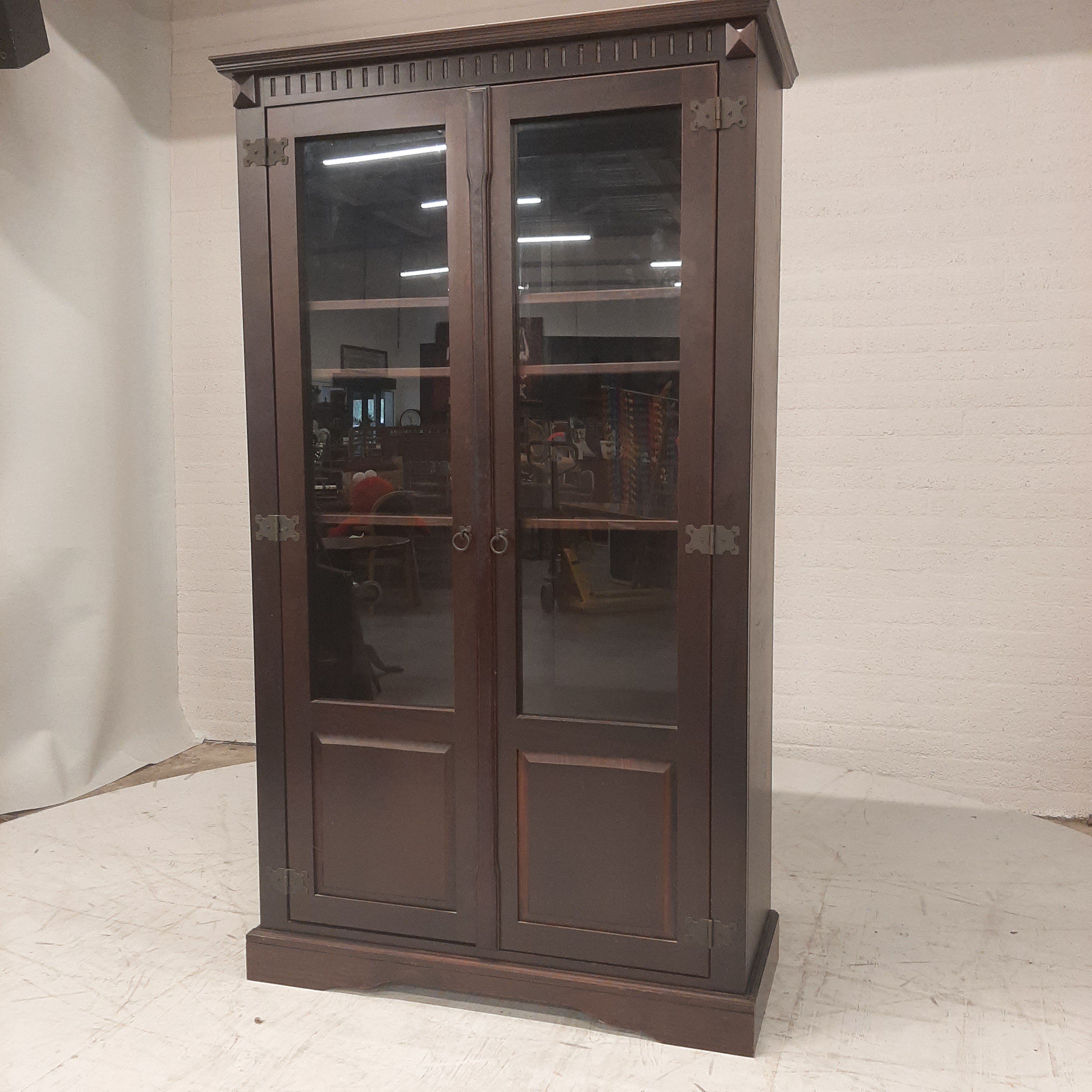 Koloniale vitrine/boekenkast