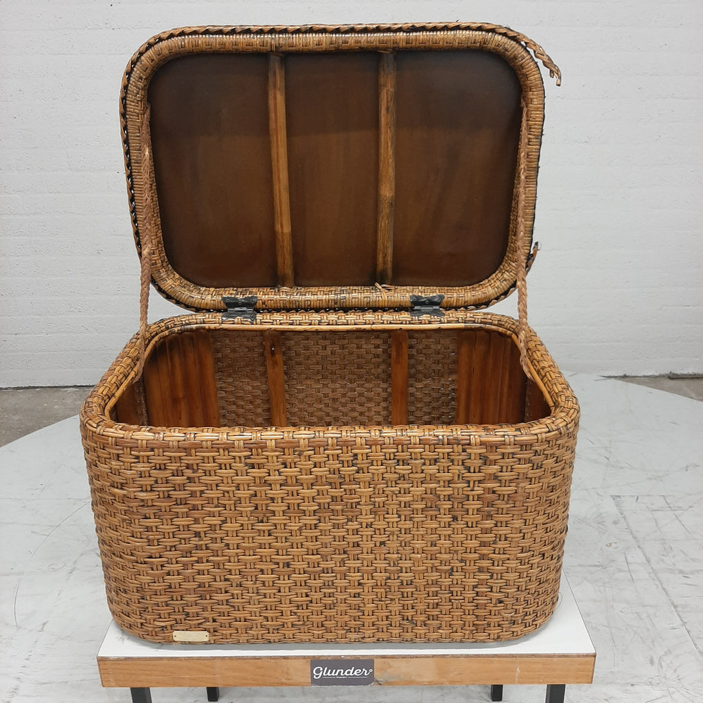 C & J rotan mand