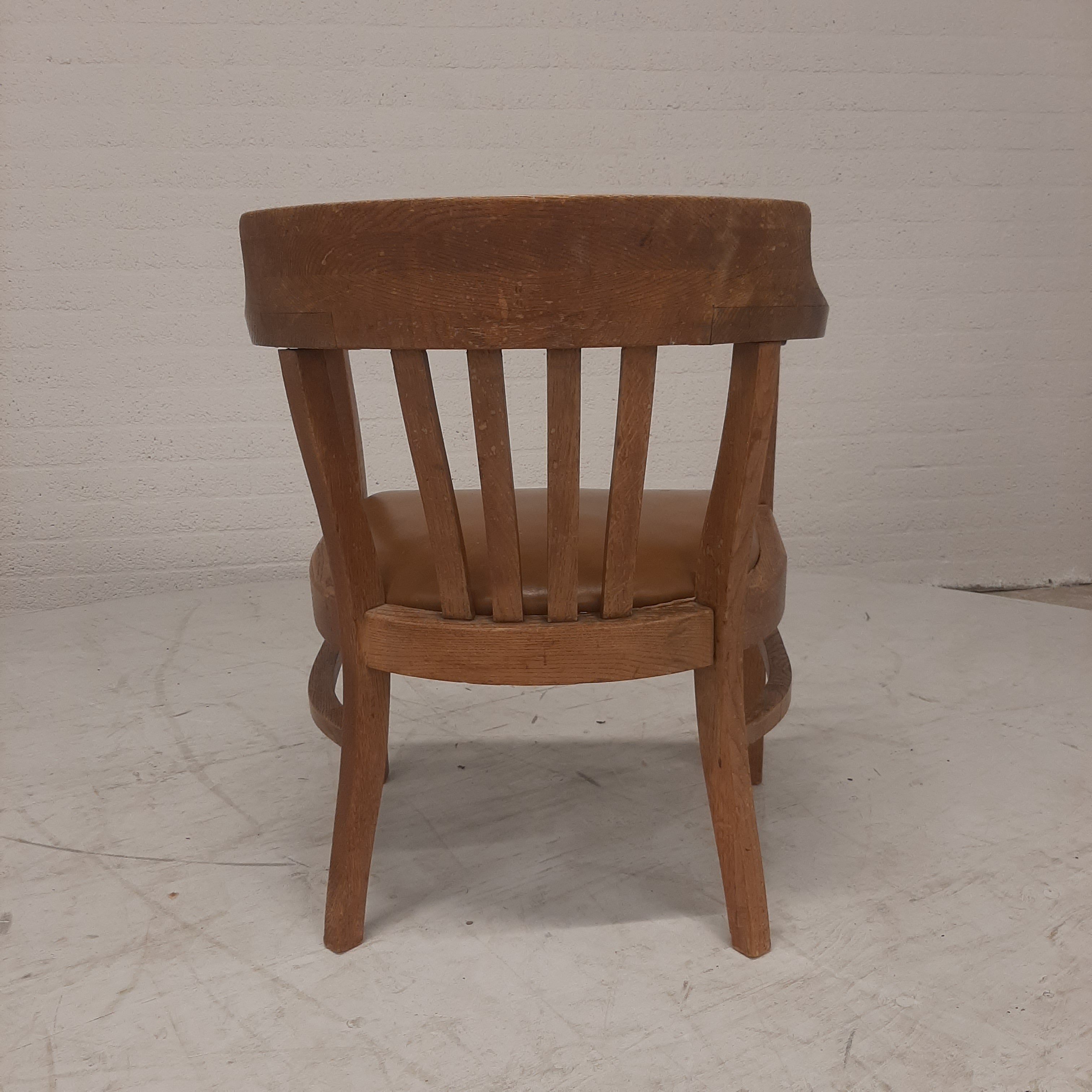 Thonet model armstoel bruin leren zitting