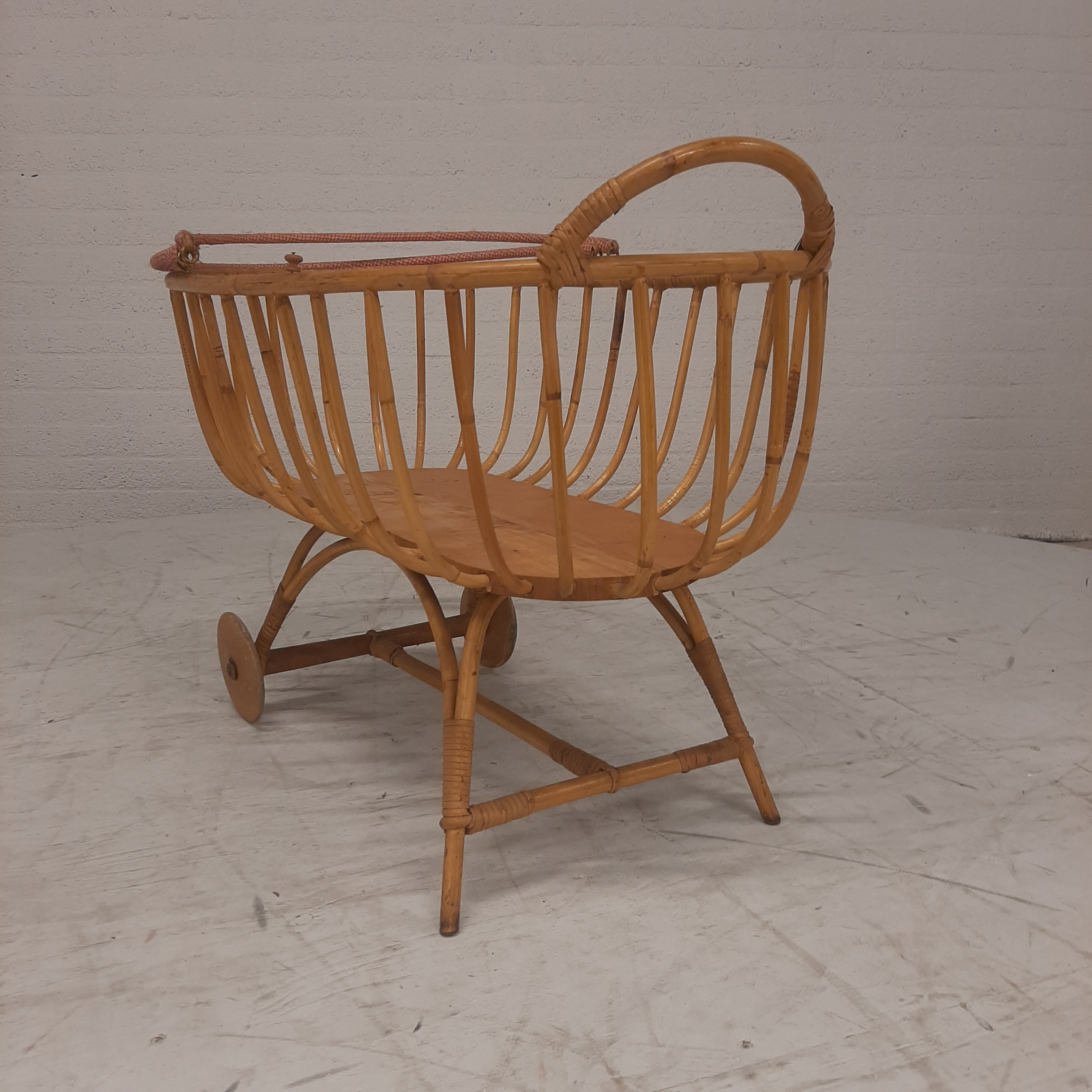 Rotan wieg twee wielen