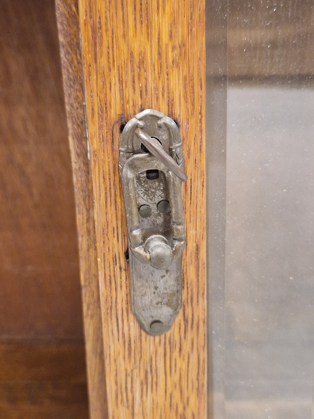 Bijbelkastje met sleutel en geslepen glas