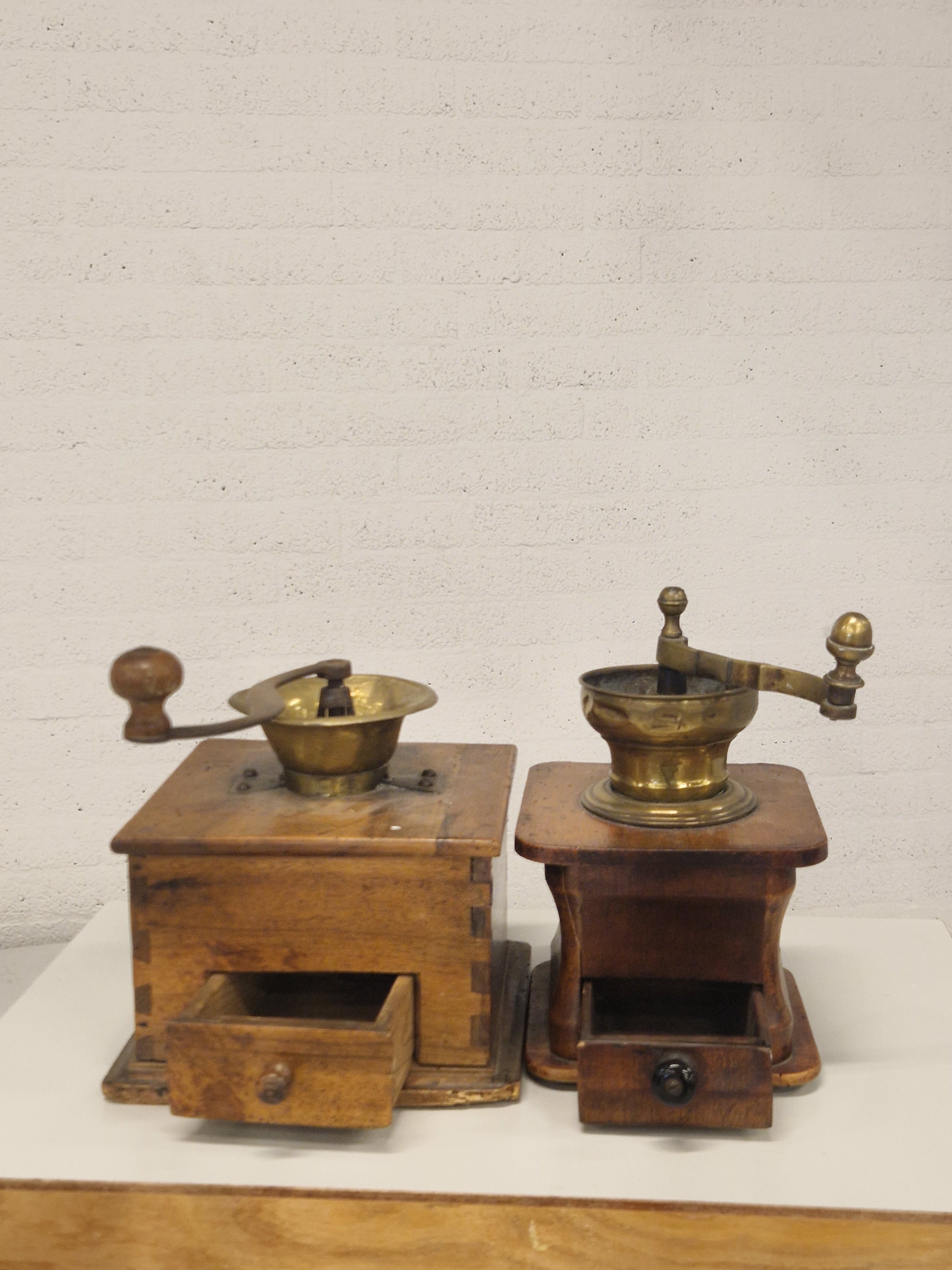 Twee antieke koffiemolens, p.s. 35
