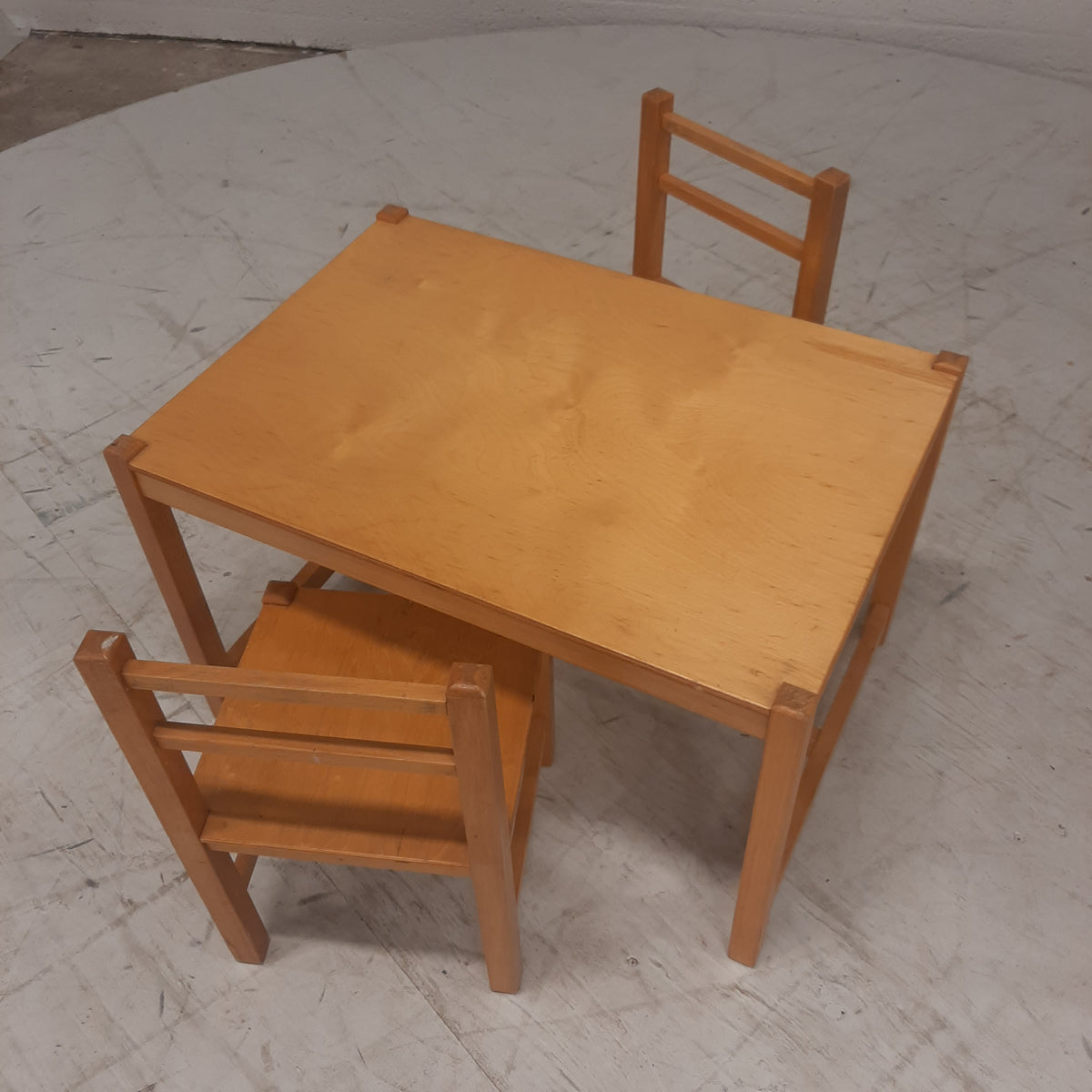 Set eiken vintage kindertafeltje en twee stoeltjes