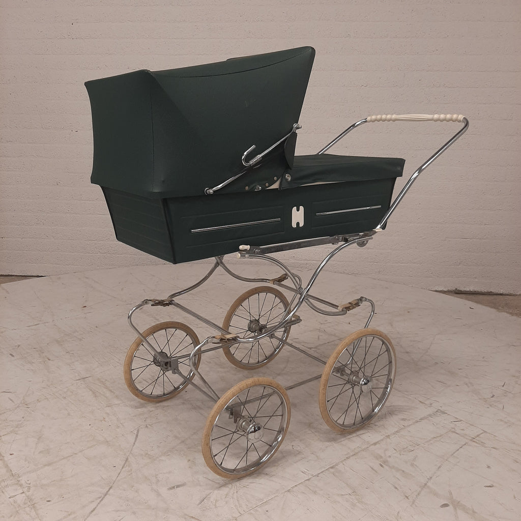 Vintage kinderwagen groen