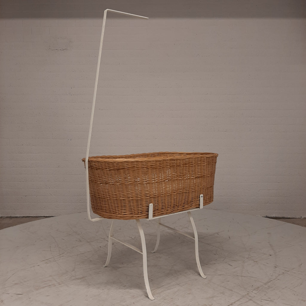 Vintage rotan wieg wit ijzeren onderstel