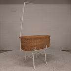 Vintage rotan wieg wit ijzeren onderstel