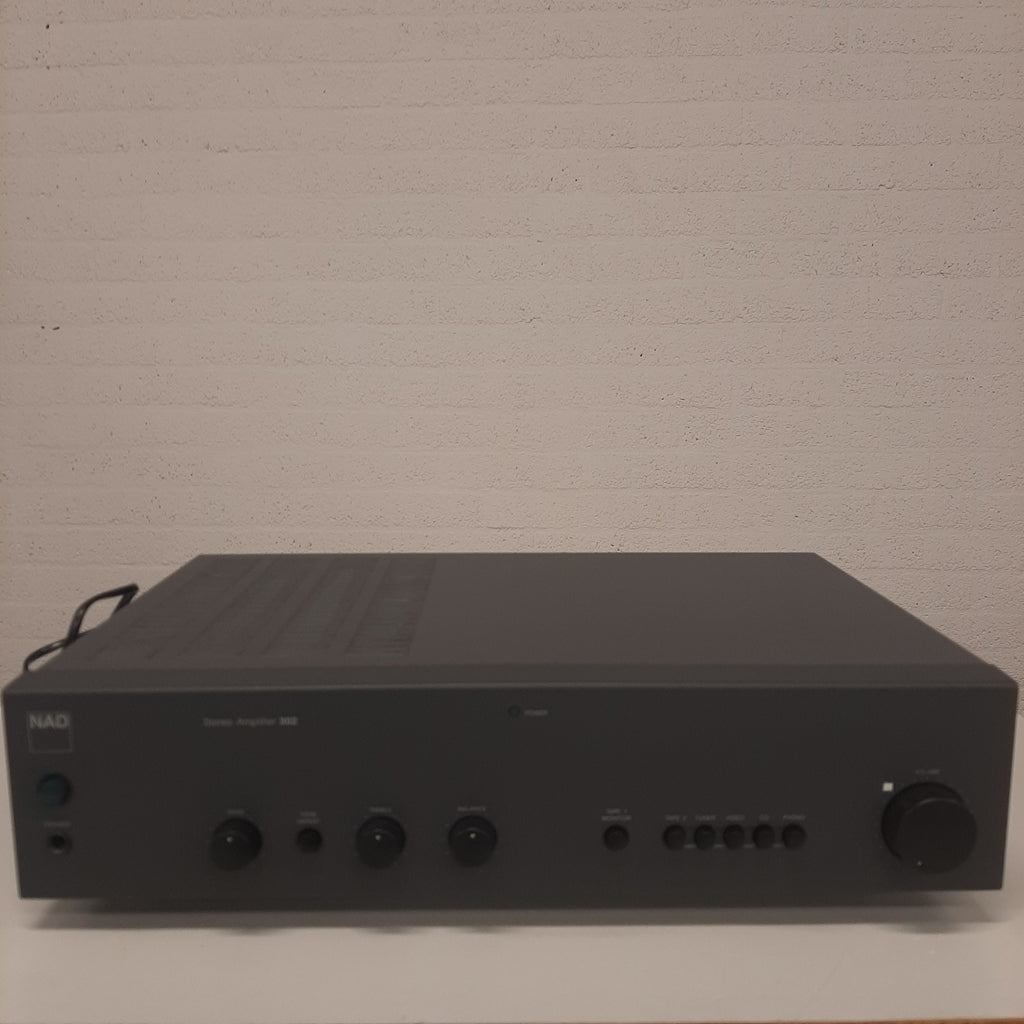 NAD 302 versterker