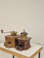 Twee antieke koffiemolens, p.s. 35