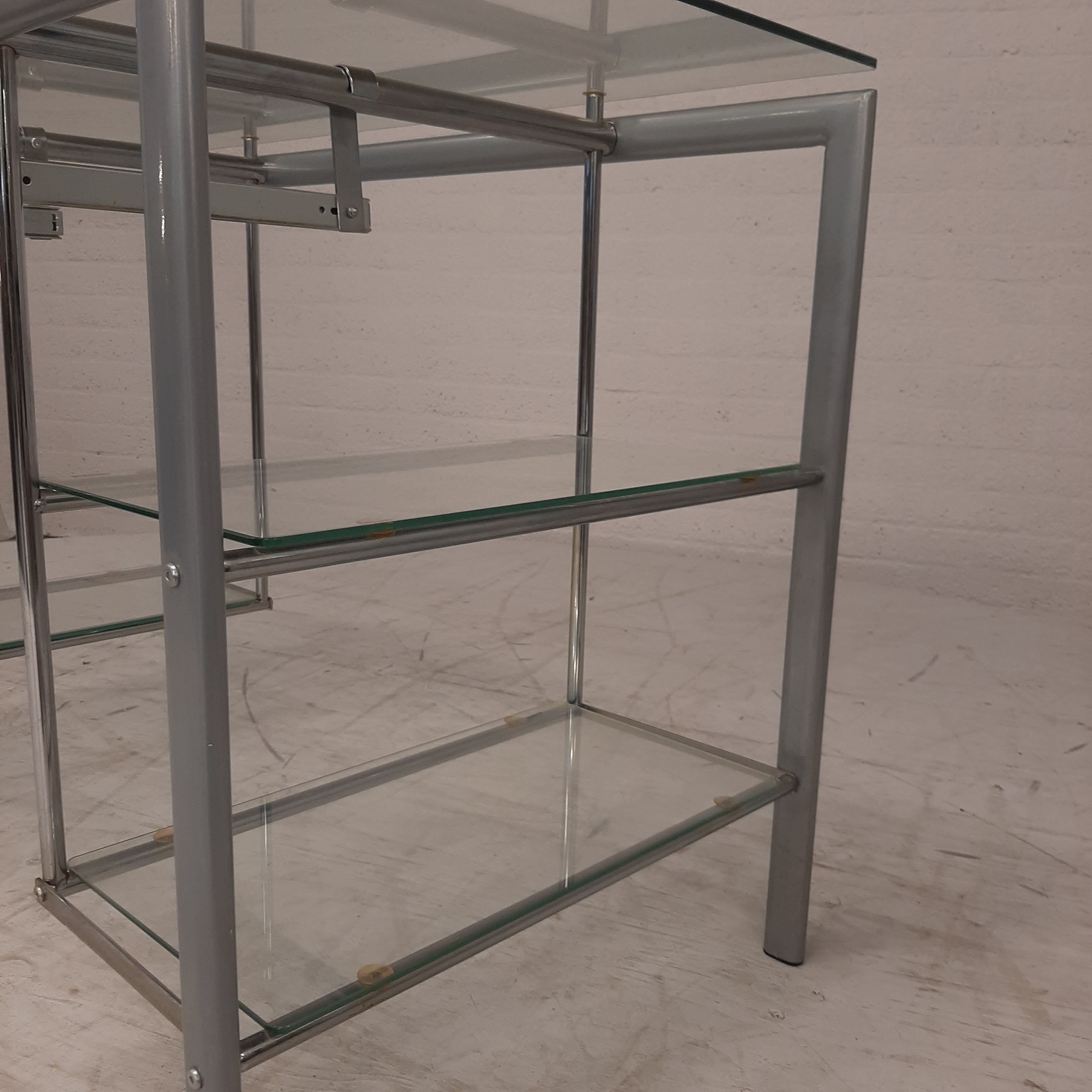 Glazen bureau op buizenframe